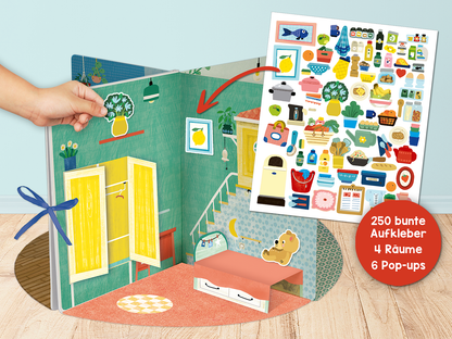 Gezeigt wird eine Innen- oder Zusatzansicht von „Mein großes Sticker-Spielhaus“, wie der Titel aufgeklappt aussieht. Man sieht, dass das Buch aufgestellt werden kann, so dass 4 dreidimensionale Räume entstehen. Der Raum auf der Ansicht zeigt ein Schlafzimmer mit Kleiderschrank, Bett, Treppen und einer Galerie. Das Puppenhaus steht auf einem Holzboden und wird gerade von einer Kinderhand bestickert. Ein Stickerbogen schwebt neben dem Häuschen und ein Pfeil weist darauf hin, dass die...