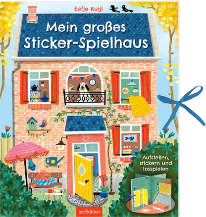 Das Cover zeigt ein fröhliches, buntes Spielhaus in sanften roten und blauen Farbtönen. Die Fassade ist aus roten Ziegeln, ergänzt durch rote Fensterläden und einer gelben Haustür. Auf dem blauen Dach steht der Titel „Mein großes Sticker-Spielhaus“ von Eefje Kuijl in großen, verspielten Buchstaben. Auf der linken Seite sieht man einen Hund und verschiedene dekorative Elemente. Ganz unten mittig steht der Logoschriftzug von arsEdition. Unten recht sieht man, wie das Haus aufgeklappt...