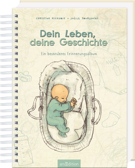 Das Buchcover zeigt eine sanfte Aquarellzeichnung in zarten Pastelltönen. Im Mittelpunkt liegt ein lächelndes Baby in einem stilisierten Bettchen, umgeben von verschiedenen Spielzeugen. Der Titel „Dein Leben, deine Geschichte“ steht in einer freundlichen, handschriftlichen Schriftart, während der Untertitel „Ein besonderes Erinnerungsalbum“ in einer schlichten Schrift darunter platziert ist. Ganz unten mittig steht der Logoschriftzug von arsEdition.