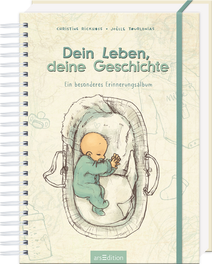 Das Buchcover zeigt eine sanfte Aquarellzeichnung in zarten Pastelltönen. Im Mittelpunkt liegt ein lächelndes Baby in einem stilisierten Bettchen, umgeben von verschiedenen Spielzeugen. Der Titel „Dein Leben, deine Geschichte“ steht in einer freundlichen, handschriftlichen Schriftart, während der Untertitel „Ein besonderes Erinnerungsalbum“ in einer schlichten Schrift darunter platziert ist. Ganz unten mittig steht der Logoschriftzug von arsEdition.