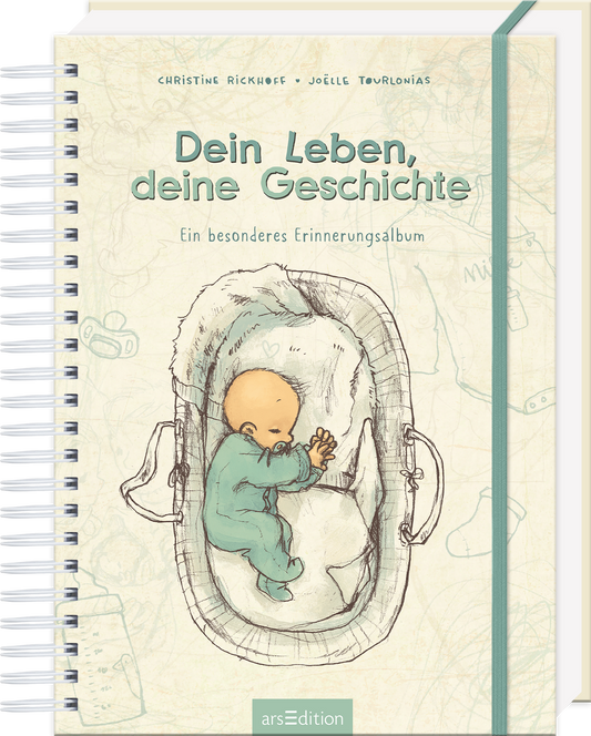 Das Buchcover zeigt eine sanfte Aquarellzeichnung in zarten Pastelltönen. Im Mittelpunkt liegt ein lächelndes Baby in einem stilisierten Bettchen, umgeben von verschiedenen Spielzeugen. Der Titel „Dein Leben, deine Geschichte“ steht in einer freundlichen, handschriftlichen Schriftart, während der Untertitel „Ein besonderes Erinnerungsalbum“ in einer schlichten Schrift darunter platziert ist. Ganz unten mittig steht der Logoschriftzug von arsEdition.