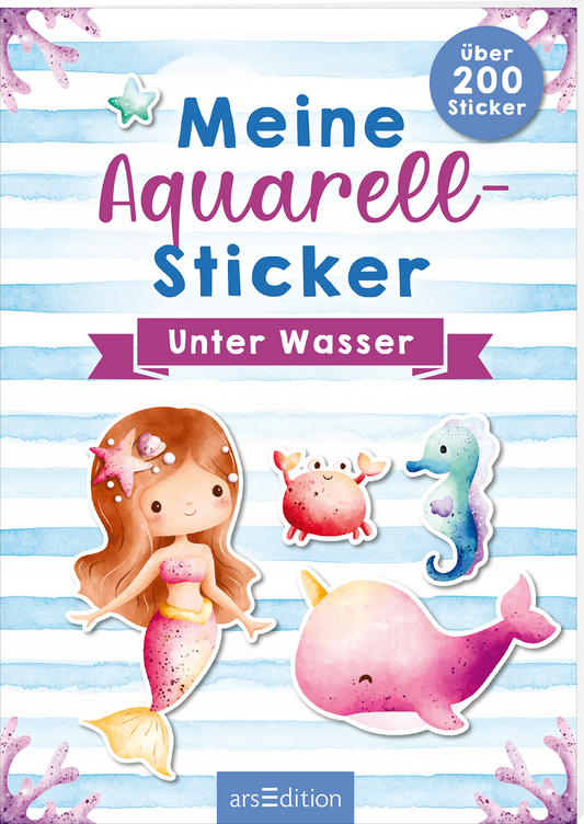 Das Buchcover zeigt einen hellblauen Hintergrund mit sanften, horizontalen Streifen. Im oberen Bereich steht in verspielter, blauer Schrift der Titel „Meine Aquarell-Sticker“. Darunter in lila Schrift ist „Unter Wasser“ hervorgehoben. Verschiedene, liebevoll gestaltete Aquarell-Illustrationen zeigen eine Meerjungfrau, einen Seestern, einen Seepferdchen, eine Krabbe und einen Walfisch. Oben rechts befindet sich ein Button mit dem Text „über 200 Sticker“. Ganz unten mittig steht der...