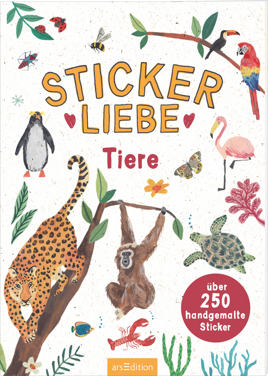 Das Cover zeigt eine fröhliche Collage aus verschiedenen Tierillustrationen, darunter ein Leopard, ein Orang-Utan, ein Pinguin und ein Flamingo. Die Farben sind lebhaft und bunt, hauptsächlich in grünen, gelben und braunen Tönen. Der Titel „STICKER LIEBE“ ist in großen, gelben Lettern geschrieben, während das Wort „Tiere“ in einem sanften Grau darunter steht. In der unteren rechten Ecke befindet sich ein roter Button mit dem Schriftzug „über 250 handgemalte Sticker“. Ganz...