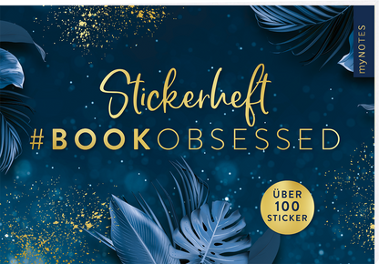Das Buchcover zeigt einen tiefblauen Hintergrund mit goldenen Glitzerakzenten. Darauf sind tropische Blätter in verschiedenen Grüntönen abgebildet, die dem Design einen frischen Look verleihen. In geschwungener Schrift steht oben „Stickerheft“, während darunter in großem, auffälligem Text „#BOOKOBSESSED“ geschrieben steht. Rechts oben befindet sich der Schriftzug „my NOTES“. In einem gelben Kreis steht der Hinweis „ÜBER 100 STICKER“. Ganz unten mittig steht der...