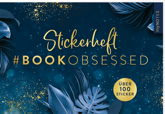 Das Buchcover zeigt einen tiefblauen Hintergrund mit goldenen Glitzerakzenten. Darauf sind tropische Blätter in verschiedenen Grüntönen abgebildet, die dem Design einen frischen Look verleihen. In geschwungener Schrift steht oben „Stickerheft“, während darunter in großem, auffälligem Text „#BOOKOBSESSED“ geschrieben steht. Rechts oben befindet sich der Schriftzug „my NOTES“. In einem gelben Kreis steht der Hinweis „ÜBER 100 STICKER“. Ganz unten mittig steht der...
