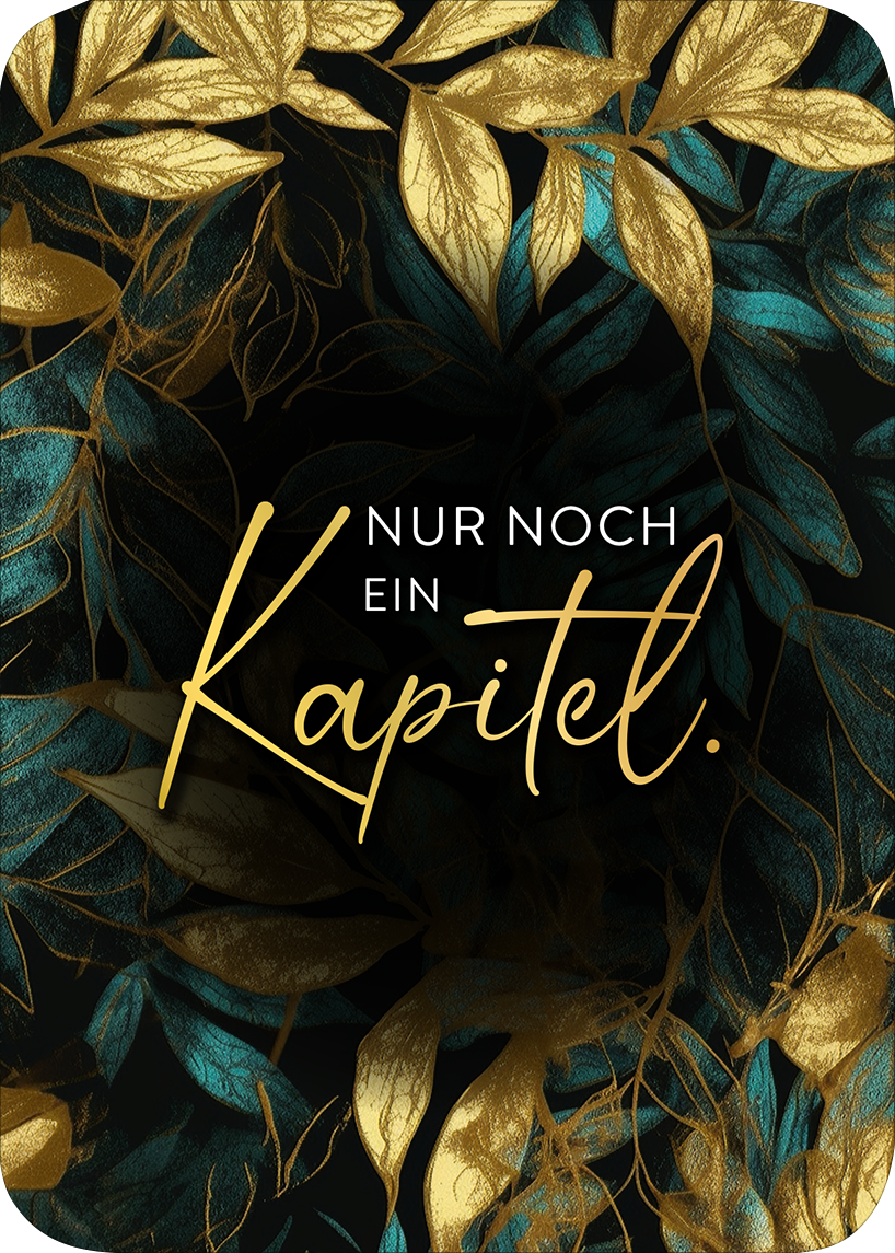 Gezeigt wird eine Innen- oder Zusatzansicht von „myNOTES Papeterie: Kartenbox Romance“. Die Ansicht zeigt einen schwarzen Hintergrund, dekoriert mit goldenen und aqublauen Blättern. Im Mittelpunkt steht der Schriftzug „Nur noch ein Kapitel.“ in eleganter, geschwungener Schriftart in goldenen Buchstaben. Die harmonische Farbkombination vermittelt ein Gefühl von Eleganz und Romantik. Die Gestaltung ist modern und ansprechend, ideal für besondere Anlässe.