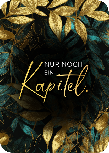 Gezeigt wird eine Innen- oder Zusatzansicht von „myNOTES Papeterie: Kartenbox Romance“. Die Ansicht zeigt einen schwarzen Hintergrund, dekoriert mit goldenen und aqublauen Blättern. Im Mittelpunkt steht der Schriftzug „Nur noch ein Kapitel.“ in eleganter, geschwungener Schriftart in goldenen Buchstaben. Die harmonische Farbkombination vermittelt ein Gefühl von Eleganz und Romantik. Die Gestaltung ist modern und ansprechend, ideal für besondere Anlässe.