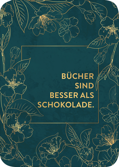 Gezeigt wird eine Innen- oder Zusatzansicht von „myNOTES Papeterie: Kartenbox Romance“. Der Hintergrund ist in einem tiefen, eleganten Türkis gehalten und mit filigranen goldenen Blumenmustern verziert. In der Mitte befindet sich ein rechteckiger Rahmen, innerhalb dessen der Spruch „BÜCHER SIND BESSER ALS SCHOKOLADE.“ in einer klaren, modern gestalteten Typografie in kräftigem Gold geschrieben steht. Die Gesamtkomposition vermittelt eine ansprechende und romantische Atmosphäre.