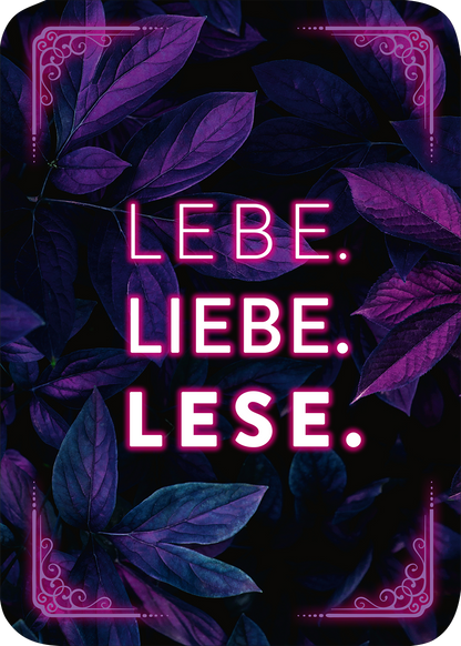 Gezeigt wird eine Innen- oder Zusatzansicht von „myNOTES Papeterie: Kartenbox Romance“. Die Sicht zeigt eine dunkle Hintergrundfarbe, die mit tiefvioletten Blättern gestaltet ist. Im Vordergrund steht in leuchtendem Pink der Text „LEBE. LIEBE. LESE.“ in einer modernen, großzügigen Schriftart. Der Text ist von einem feinen, eleganten Rahmen umgeben, der die romantische und kreative Stimmung der Kartenbox unterstreicht.