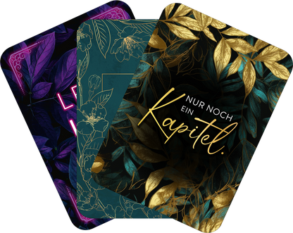 Gezeigt wird eine Innen- oder Zusatzansicht von „myNOTES Papeterie: Kartenbox Romance“. Die Ansicht präsentiert drei Karten in unterschiedlichen Designs. Die Farben reichen von tiefem Schwarz über satten Grüntönen bis hin zu glänzendem Gold. Die Typografie ist modern und variieren in Stilen; eine Karte trägt den Text „NUR NOCH EIN Kapitel.“ in eleganter, geschwungener Schrift. Die Karten sind von floralen Mustern und blattförmigen Motiven umrahmt.