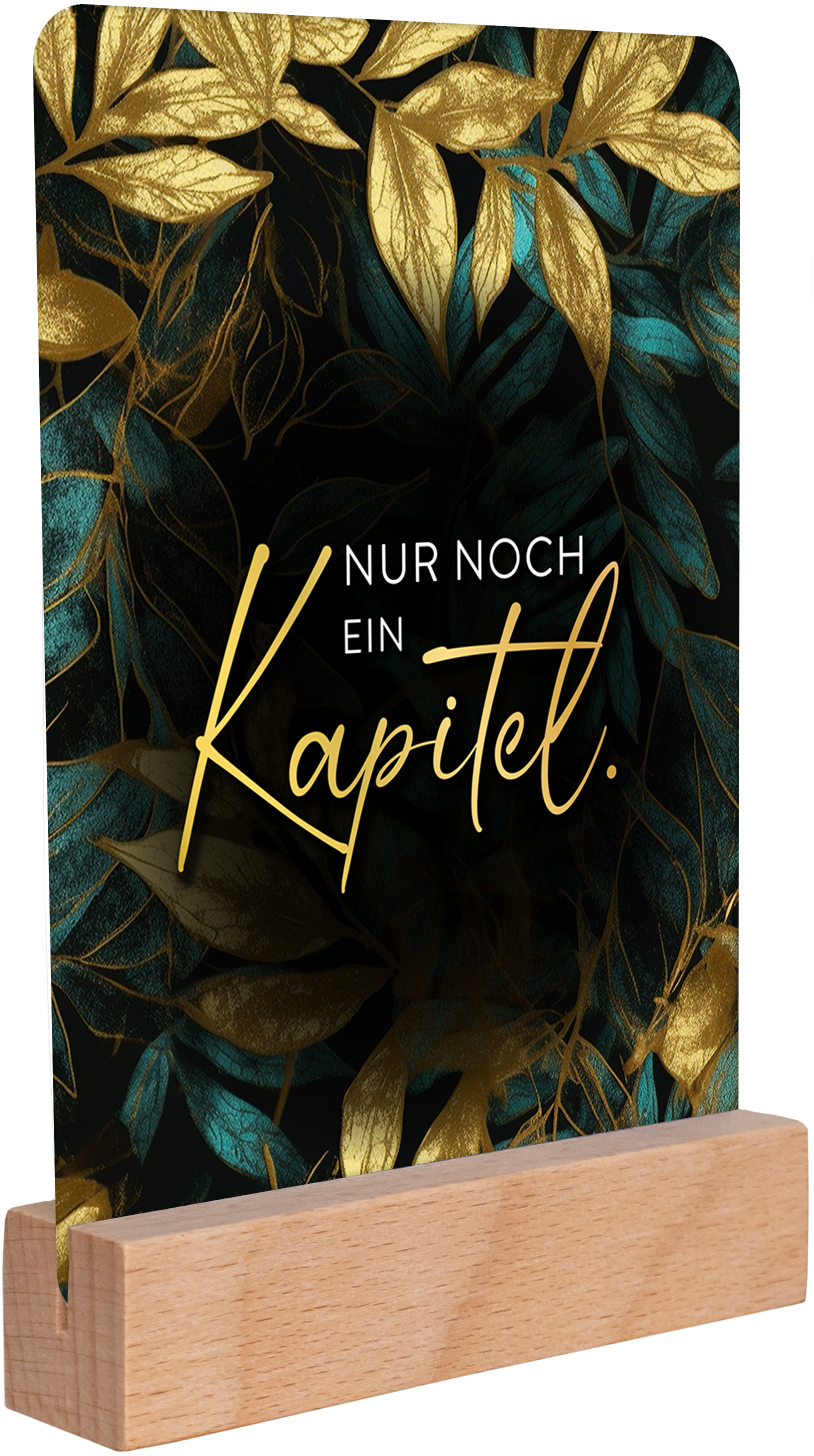 Gezeigt wird eine Innen- oder Zusatzansicht von „myNOTES Papeterie: Kartenbox Romance“. Die Ansicht präsentiert eine elegante Tafel, die mit goldenen und blauen Blättern auf einem tiefschwarzen Hintergrund geschmückt ist. In der Mitte heben sich die Worte „Nur noch ein Kapitel.“ in geschwungener, goldener Schrift hervor. Die Tafel ruht auf einem einfachen Holzständer, der für eine harmonische Gesamtkomposition sorgt und stilvolle Akzente setzt.