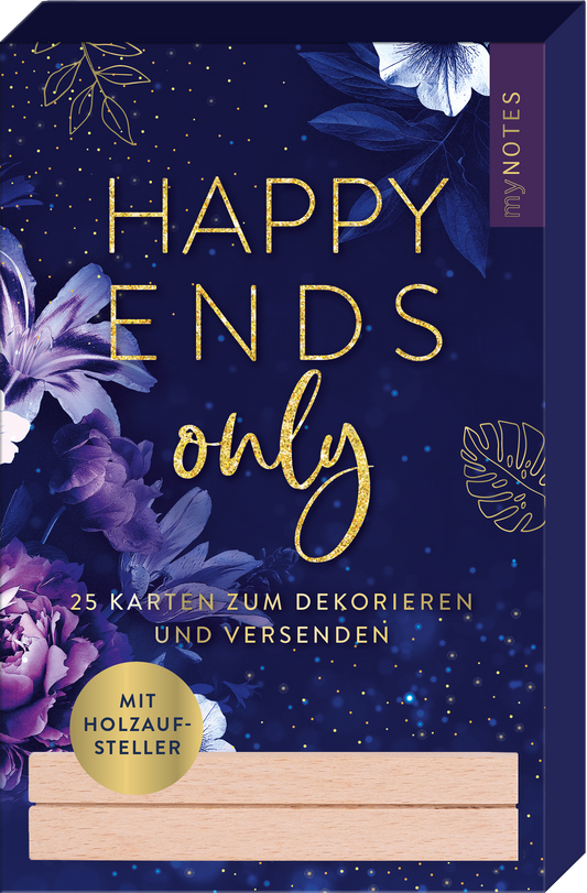 Das Buchcover zeigt einen tiefblauen Hintergrund, der mit schimmernden goldenen Akzenten versehen ist. Im Zentrum steht der Titel „HAPPY ENDS only“ in eleganter, geschwungener Typografie. Um den Titel herum sind stilisierte Blumen in zarten Lila- und Weißtönen angeordnet. Am unteren Rand ist der Hinweis „25 KARTEN ZUM DEKORIEREN UND VERSENDEN“ platziert. Ein kreisförmiger Button in Gold mit der Aufschrift „MIT HOLZAUFSTELLER“ ergänzt die Gestaltung. Ganz unten mittig steht der...