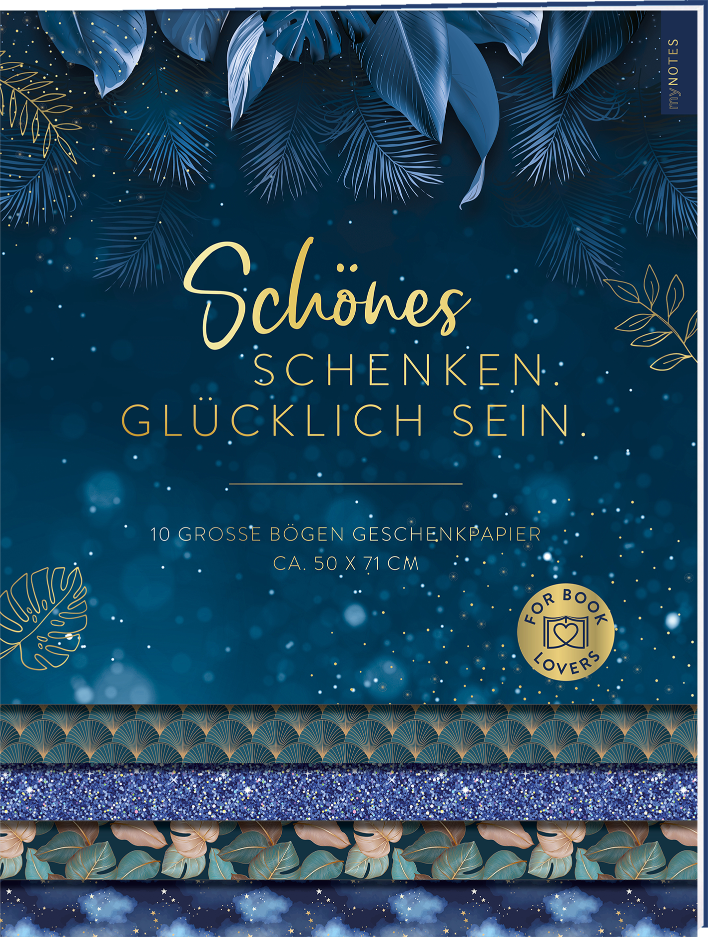 Das Buchcover zeigt einen tiefblauen Hintergrund, der mit funkelnden, weißen Akzenten versehen ist, die an Sterne erinnern. Oben prangt der Titel „Schönes schenken, glücklich sein“ in eleganter, goldener Schrift. Unter dem Titel steht der Hinweis auf „10 große Bögen Geschenkpapier ca. 50 x 71 cm“. Eine goldene Auszeichnung mit dem Text „FOR BOOK LOVERS“ befindet sich in der unteren rechten Ecke. Ganz unten mittig steht der Logoschriftzug von arsEdition.