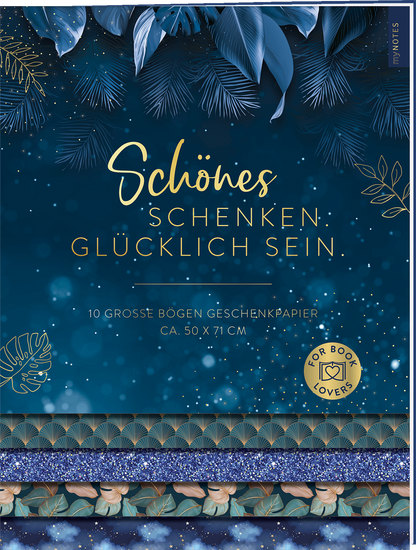 Das Buchcover zeigt einen tiefblauen Hintergrund, der mit funkelnden, weißen Akzenten versehen ist, die an Sterne erinnern. Oben prangt der Titel „Schönes schenken, glücklich sein“ in eleganter, goldener Schrift. Unter dem Titel steht der Hinweis auf „10 große Bögen Geschenkpapier ca. 50 x 71 cm“. Eine goldene Auszeichnung mit dem Text „FOR BOOK LOVERS“ befindet sich in der unteren rechten Ecke. Ganz unten mittig steht der Logoschriftzug von arsEdition.
