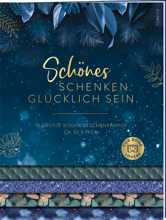Das Buchcover zeigt einen tiefblauen Hintergrund, der mit funkelnden, weißen Akzenten versehen ist, die an Sterne erinnern. Oben prangt der Titel „Schönes schenken, glücklich sein“ in eleganter, goldener Schrift. Unter dem Titel steht der Hinweis auf „10 große Bögen Geschenkpapier ca. 50 x 71 cm“. Eine goldene Auszeichnung mit dem Text „FOR BOOK LOVERS“ befindet sich in der unteren rechten Ecke. Ganz unten mittig steht der Logoschriftzug von arsEdition.