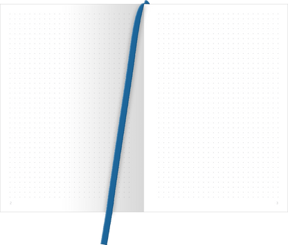 Gezeigt wird eine Innen- oder Zusatzansicht von „myNOTES Papeterie: Notizbuch A5 Romance“. Die Doppelseite ist unbeschrieben und zeigt ein minimalistisches, helles Design mit feinen Punkten, die eine strukturierte Notizführung ermöglichen. Die Seiten sind in reinem Weiß gehalten und bieten viel Platz für kreative Gedanken. Ein blauer Lesezeichenband hebt sich kontrastreich ab und bietet eine praktische Funktion. Die Typografie ist klar und gut lesbar.