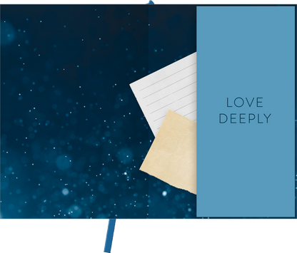 Gezeigt wird eine Innen- oder Zusatzansicht von „myNOTES Papeterie: Notizbuch A5 Romance“. Der Hintergrund ist in einem sanften, dunklen Blau gehalten und zeigt dezente, glitzernde Elemente. Auf der linken Seite befindet sich ein Blatt mit Linien, während auf der rechten Seite ein braunes Papierstück liegt. Die Typografie „LOVE DEEPLY“ ist in einer eleganten, klaren Schrift geschrieben und harmoniert gut mit der Farbgestaltung des Notizbuchs.
