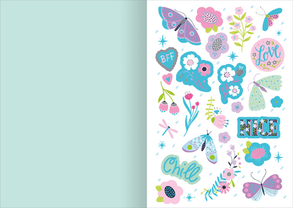 Gezeigt wird eine Innen- oder Zusatzansicht von „I love to sparkle – Sticker-Liebe“. Die Ansicht präsentiert eine bunte Ansammlung von Aufklebern, darunter Schmetterlinge, Blumen und farbenfrohe Schriftzüge wie „BFF“ und „Chill“. Die dominierenden Farben sind sanfte Pastelltöne in Blau, Rosa und Grün, die eine fröhliche und lebhafte Atmosphäre schaffen. Die Typografie ist verspielt und kreativ, verstärkt den Gesamteindruck von Freude und Freundschaft.