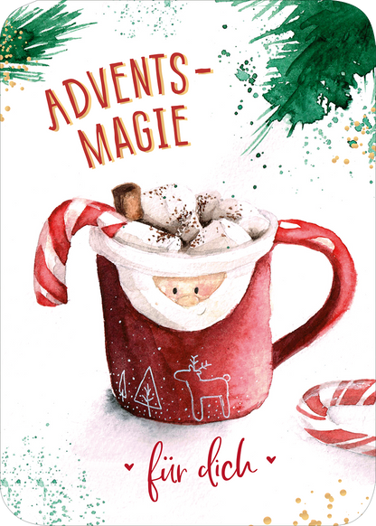 Gezeigt wird eine Innen- oder Zusatzansicht von „Weihnachtspost für dich und mich“. Die Illustration zeigt eine rot-weiße Tasse, gefüllt mit heißem Kakao, dekoriert mit Sahne und einem Zuckerstangenstück. Der Titel „ADVENTS-MAGIE“ ist in großen, orangefarbenen Buchstaben oben platziert. Im Hintergrund sind grüne Farbspritzer und stilisierte Weihnachtsbäume zu sehen. Am unteren Rand steht „für dich“ in einer verschnörkelten, roten Schrift.