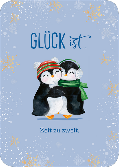 Gezeigt wird eine Innen- oder Zusatzansicht von „Weihnachtspost für dich und mich“. Die Illustration zeigt zwei fröhliche Pinguine, die sich umarmen. Der Hintergrund ist in einem sanften Blau gehalten, mit weißen Schneeflocken und goldenen Akzenten. Oben steht in blauer, verspielter Schrift „GLÜCK ist …“, während der Satz „Zeit zu zweit.“ in einer klaren, dunkelblauen Typografie darunter zu lesen ist.