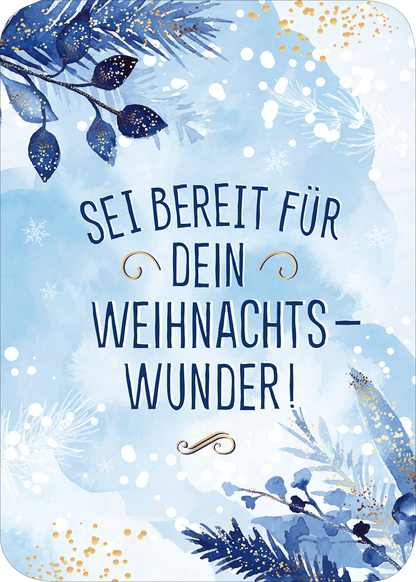 Gezeigt wird eine Innen- oder Zusatzansicht von „Weihnachtspost für dich und mich“. Der Hintergrund ist in sanften Blautönen gehalten, ergänzt durch weiße Schneeflocken und goldene Punkte. Im Mittelpunkt steht die auffällige Schrift mit der Aufschrift „SEI BEREIT FÜR DEIN WEIHNACHTS–WUNDER!“, die in einer eleganten, dunkelblauen Typografie gestaltet ist. Freude und festliche Erwartung strahlen die floralen Elemente und das harmonische Farbspiel aus.