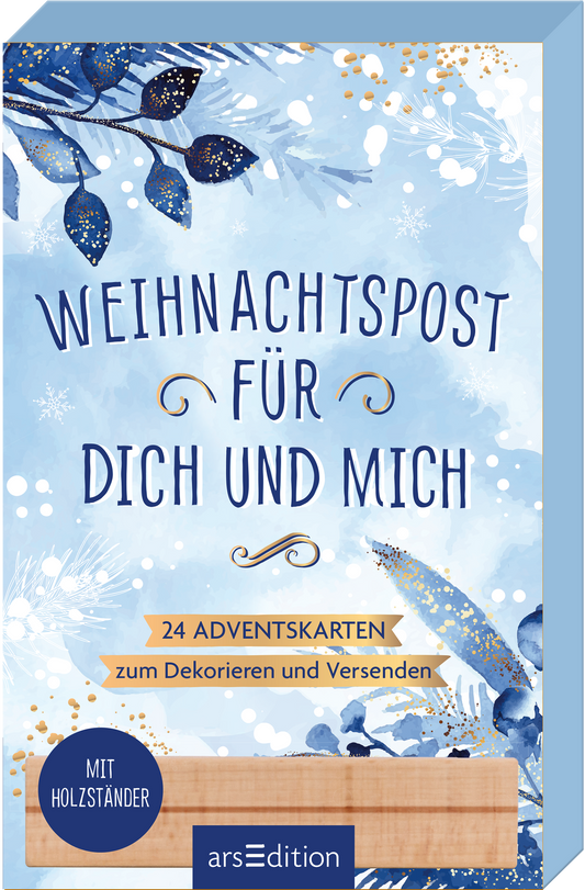 Das Buchcover zeigt eine sanfte, frostige Farbpalette in Blau und Weiß mit goldenen Akzenten. Im Mittelpunkt steht der Titel „WEIHNACHTSPOST FÜR DICH UND MICH“ in verspielter, großer Schrift. Darunter ist der Text „24 ADVENTSKARTEN zum Dekorieren und Versenden“ auf einem gelben Banner platziert. Verzierungen aus winterlichen Pflanzen und Schneeflocken umrahmen das Cover und schaffen eine festliche Atmosphäre. Ganz unten mittig steht der Logoschriftzug von arsEdition.