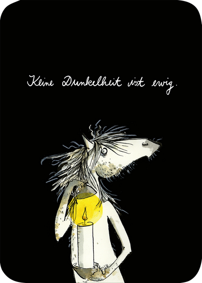 Gezeigt wird eine Innen- oder Zusatzansicht von „Jeden Tag ein Licht für dich“. Die Illustration zeigt ein Tier mit einem menschlichen Körper, das eine leuchtende Kerze in der Hand hält. Der Hintergrund ist schwarz, was einen starken Kontrast zur sanften Farbgebung des Tieres bietet. Die Schrift ist in einer verschnörkelten, handschriftlichen Typografie gehalten und vermittelt eine warme, einladende Botschaft: „Kleine Dunkelheit ist ewig.“