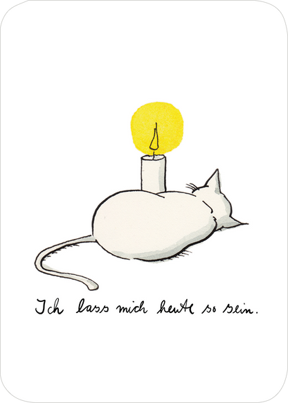 Gezeigt wird eine Innen- oder Zusatzansicht von „Jeden Tag ein Licht für dich“. Die Illustration zeigt eine ruhende, weiße Katze, die sich an eine Kerze mit gelber Flamme anschmiegt. Unter der Katze steht in handschriftlicher, schwarzer Schrift der text „Ich lass mich heut so sein.“ Der Hintergrund ist schlicht und weiß, wodurch die Farben der Katze und der Kerze stark hervortreten. Die Schrift ist freundlich und einladend.