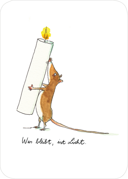 Gezeigt wird eine Innen- oder Zusatzansicht von „Jeden Tag ein Licht für dich“. Die Illustration zeigt eine niedliche Maus, die einen großen, weißen Kerzenstumpf mit einer flackernden Flamme auf dem Kopf balanciert. Das Bild ist in sanften, warmen Farben gehalten, die eine freundliche und einladende Atmosphäre schaffen. Unter der Maus steht in verspielter, handschriftlicher Schrift der Text „Was bleibt, ist Licht“.