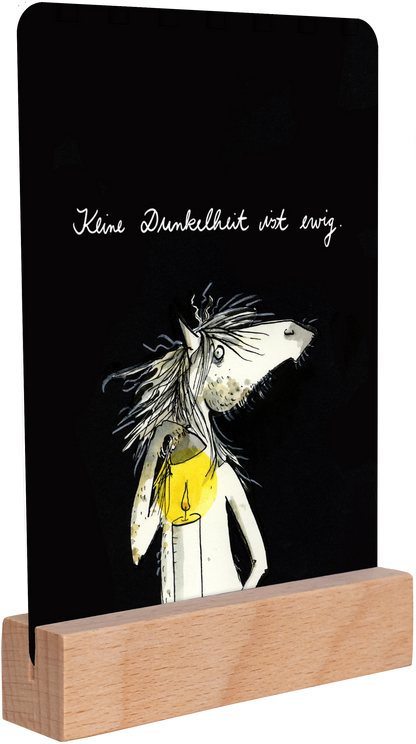 Gezeigt wird eine Innen- oder Zusatzansicht von „Jeden Tag ein Licht für dich“. Auf schwarzem Hintergrund wird eine fantasievolle Illustration eines Pferdes gezeigt, das eine gelbe Laterne hält. Über dem Pferd steht in geschwungener, weißer Schrift der Text „Kleine Dunkelheit ist ewig“. Die Farbkontraste zwischen Schwarz, Weiß und Gelb geben dem Bild eine lebendige und einladende Ausstrahlung. 