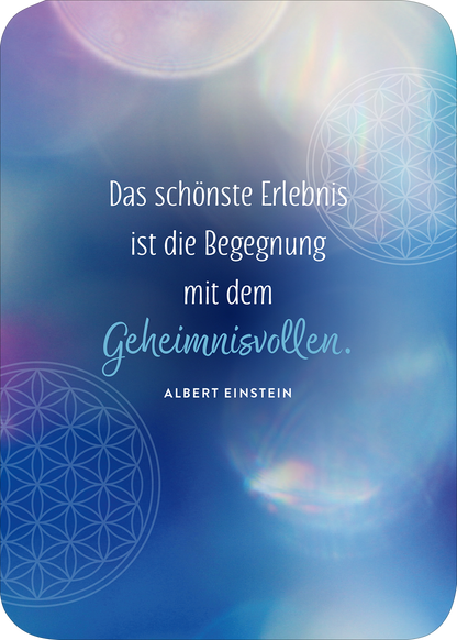 Gezeigt wird eine Innen- oder Zusatzansicht von „Ein Engel für jeden Tag“. Der Hintergrund ist in sanften Blau- und Lilatönen gehalten, die an eine verträumte Atmosphäre erinnern. Der zentral platzierte Text „Das schönste Erlebnis ist die Begegnung mit dem Geheimnisvollen.“ ist in einer eleganten, modernen Serifenschrift in Weiß und Aquablau gestaltet. Darunter steht der Name „ALBERT EINSTEIN“ in einer schlichten, serifenlosen Schrift. Dekorative geometrische Muster runden das...