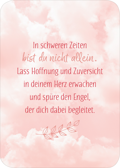 Gezeigt wird eine Innen- oder Zusatzansicht von „Ein Engel für jeden Tag“. Der Hintergrund ist in sanften Rosa- und Cremetönen gehalten, der an einen wolkigen Himmel erinnert. Die zentrale Botschaft ist in geschwungener, rosafarbener Typografie verfasst und lautet: „In schweren Zeiten bist du nicht allein. Lass Hoffnung und Zuversicht in deinem Herz erwachen und spüre den Engel, der dich dabei begleitet.“ Am unteren Rand sind zarte, illustrative Blätter zu sehen, die die Botschaft...