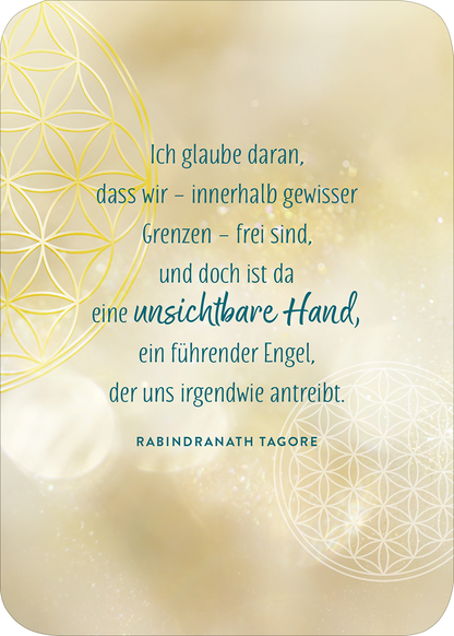 Gezeigt wird eine Innen- oder Zusatzansicht von „Ein Engel für jeden Tag“. Die Illustration zeigt einen sanften, goldenen Hintergrund mit einem subtilen floralen Muster. Die zentrale Textpassage ist in eleganter, aquamarinblauer Schrift gehalten und hebt sich deutlich vom Hintergrund ab. Der Text ist in gut lesbarer Schriftgröße gesetzt, während der Name „Rabindranath Tagore“ in dezenter, aber klarer Schrift darunter steht. Die Gestaltung vermittelt eine ruhige und inspirierende...