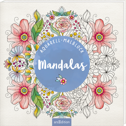 Auf dem Cover ist ein zentrales, runde, hellblaues Feld mit der Aufschrift „Mandalas“ in großen, verschnörkelten weißen Buchstaben. Umrahmt wird es von einer üppigen Blumen- und Pflanzenillustration in sanften Farbtönen. Rote, rosa sowie grüne Akzente verleihen dem Cover eine fröhliche und einladende Atmosphäre. Darüber steht „Aquarell-Malblock“ in einer eleganten Schrift. Ganz unten mittig steht der Logoschriftzug von arsEdition.