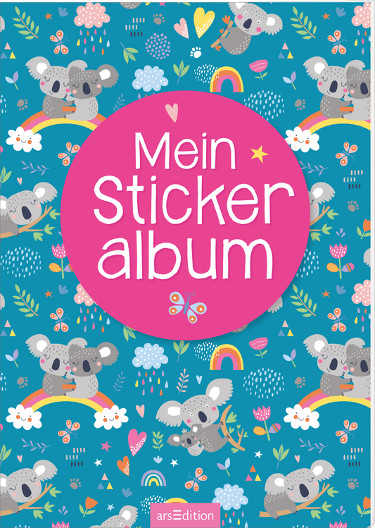 Das Cover zeigt einen lebhaften blauen Hintergrund, der mit bunten, lustigen Illustrationen von Koalas, Blumen, Wolken und Regenbögen dekoriert ist. Zentral ist ein großes, pinkes Kreisfeld, in dem der Titel „Mein Stickeralbum“ in auffälliger, weißer Schrift geschrieben steht. Unterhalb des Titels befinden sich kleine, sanfte Dekorationselemente wie Herzen und Schmetterlinge, die die fröhliche Atmosphäre unterstreichen. Ganz unten mittig steht der Logoschriftzug von arsEdition.