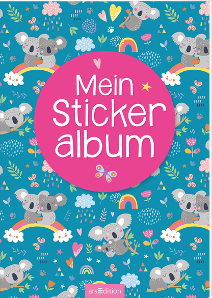 Das Cover zeigt einen lebhaften blauen Hintergrund, der mit bunten, lustigen Illustrationen von Koalas, Blumen, Wolken und Regenbögen dekoriert ist. Zentral ist ein großes, pinkes Kreisfeld, in dem der Titel „Mein Stickeralbum“ in auffälliger, weißer Schrift geschrieben steht. Unterhalb des Titels befinden sich kleine, sanfte Dekorationselemente wie Herzen und Schmetterlinge, die die fröhliche Atmosphäre unterstreichen. Ganz unten mittig steht der Logoschriftzug von arsEdition.