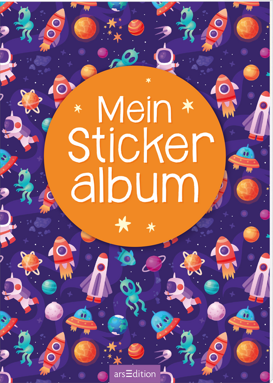 Das Buchcover zeigt einen lebhaften, bunten Hintergrund in lila mit vielen fantasievollen Illustrationen von Weltraummotiven, darunter Raketen, Planeten und grüne Aliens. Im Zentrum befindet sich ein großer, leuchtend oranger Kreis mit dem Titel „Mein Stickeralbum“ in weißer, verspielter Schrift. Die Atmosphäre wirkt einladend und verspielt, ideal für Kinder. Ganz unten mittig steht der Logoschriftzug von arsEdition.