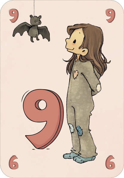 Gezeigt wird eine Innen- oder Zusatzansicht von „Anouk – Mau-Mau“. Die Illustration zeigt ein Mädchen mit langen, braunen Haaren, das in einem grauen Overall mit einem Herz auf der Brust gekleidet ist. Sie steht lächelnd unter einer kleinen, hängenden Fledermaus. Im Hintergrund sind großformatige, rote Zahlen „9“ und „6“ dargestellt, die den Spieler unterstützen. Der beige Hintergrund sorgt für einen sanften Kontrast zu den bunten Elementen.