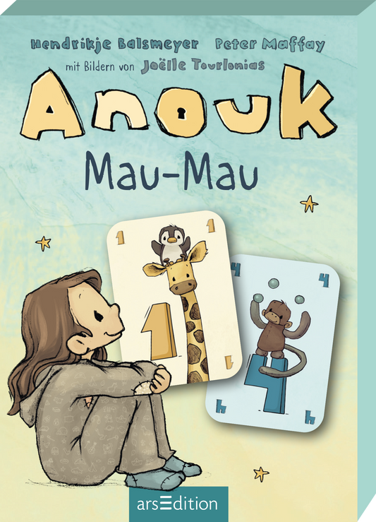 Gezeigt wird die 3D-Vorderseite der Kartenbox „Anouk Mau-Mau“ von Peter Maffay und Hendrikje Balsmeyer. Auf dem Cover sitzt ein Mädchen namens Anouk mit langen, braunen Haaren und etrachtet zwei Spielkarten, die eine Giraffe und einen Affen abbilden. Der Titel „Anouk“ ist in großen, verspielten, gelben Buchstaben platziert, während darunter „Mau-Mau“ in einer lässigen Schrift steht. Der Urheber ist Hendrikje Balsmeyer und Peter Maffay, mit Bildern von Joëlle Tourlonias. Ganz...