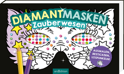 Das Buchcover zeigt eine fantasievolle Schwarz-Weiß-Illustration einer Katzenmaske mit großen, ovalen Augen, die mit bunten Strasssteinen und Glitzersternchen verziert ist. Der Titel „DIAMANTMASKEN“ ist in großen, gelben Buchstaben am oberen Rand platziert, während „Zauberwesen“ darunter in einer weißen Schrift erscheint. Bunte Buntstifte liegen an der linken Seite des Covers. Oben rechts ist ein blauer Button mit dem Text „AUSMALEN, BESTICKERN, LOSFUNKELN!“ sichtbar. Ganz...