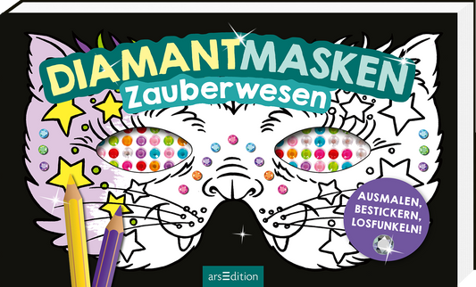Das Buchcover zeigt eine fantasievolle Schwarz-Weiß-Illustration einer Katzenmaske mit großen, ovalen Augen, die mit bunten Strasssteinen und Glitzersternchen verziert ist. Der Titel „DIAMANTMASKEN“ ist in großen, gelben Buchstaben am oberen Rand platziert, während „Zauberwesen“ darunter in einer weißen Schrift erscheint. Bunte Buntstifte liegen an der linken Seite des Covers. Oben rechts ist ein blauer Button mit dem Text „AUSMALEN, BESTICKERN, LOSFUNKELN!“ sichtbar. Ganz...