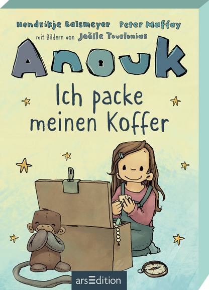 Das Buchcover zeigt eine sanfte, pastellfarbene Hintergrundgestaltung in Türkis. Im Mittelpunkt steht ein cartoonartiges Mädchen, das an einem Koffer sitzt, während ihr Teddybär neben ihr Platz genommen hat. Über dem Bild prangt der Titel „Anouk“ in einer verspielten, handgeschriebenen Schriftart. Darunter befindet sich der Untertitel „Ich packe meinen Koffer“ in klarer, einfacher Typografie. Ganz oben links sind die Namen der Autoren Hendrikje Balsmeyer und Peter Maffay sowie der...