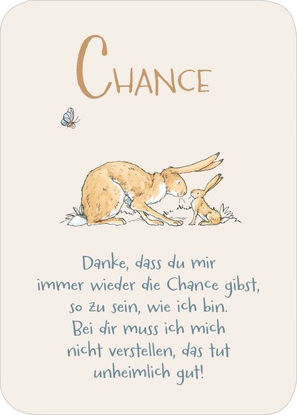 Gezeigt wird eine Innen- oder Zusatzansicht von „Weißt du eigentlich, wie lieb ich dich hab? Das kleine Liebes-ABC“. Die Karte präsentiert den Begriff „CHANCE“ in einer großen, sanften, braunen Schriftart. Darunter steht ein liebevoller Text in hellblauer Schrift, der Dankbarkeit ausdrückt. Umrahmt wird der Text von einer zarten Illustration eines ruhenden Hasens mit einem kleinen Hasen, und einer fliegenden Schmetterling in der oberen linken Ecke. Der Hintergrund ist in einem...