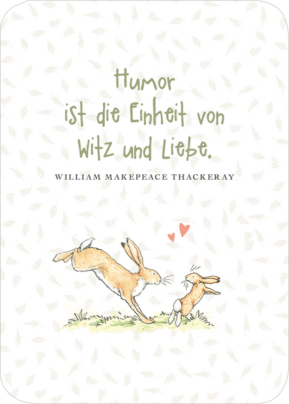 Gezeigt wird eine Innen- oder Zusatzansicht von „Weißt du eigentlich, wie lieb ich dich hab? Das kleine Liebes-ABC“. Auf der Seite ist ein zartes, pastellgrünes Design mit sanften Blättern im Hintergrund zu sehen. In der Mitte steht der leicht verspielte Schriftzug „Humor ist die Einheit von Witz und Liebe“ in einer handschriftlichen Typografie. Darunter ist der Name des Autors, William Makepeace Thackeray, in klarer, klassischer Schrift abgedruckt. Zwei niedliche Hasen springen...