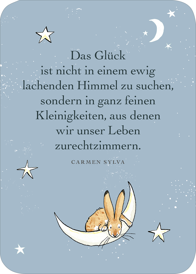 Gezeigt wird eine Innen- oder Zusatzansicht von „Weißt du eigentlich, wie lieb ich dich hab? Das kleine Liebes-ABC“. Der Hintergrund ist in sanften Blautönen gehalten und zeigt eine ruhige Nachtszene mit Sternen und einem Mond. In der Mitte des Bildes sitzt ein niedlicher Hase auf einer Mondsichel. Der Text ist in einer eleganten, klaren Schriftart gehalten und hebt sich gut vom Hintergrund ab. Zentrale Botschaft des Zitats ist die Suche nach Glück in kleinen Dingen. 