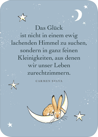 Gezeigt wird eine Innen- oder Zusatzansicht von „Weißt du eigentlich, wie lieb ich dich hab? Das kleine Liebes-ABC“. Der Hintergrund ist in sanften Blautönen gehalten und zeigt eine ruhige Nachtszene mit Sternen und einem Mond. In der Mitte des Bildes sitzt ein niedlicher Hase auf einer Mondsichel. Der Text ist in einer eleganten, klaren Schriftart gehalten und hebt sich gut vom Hintergrund ab. Zentrale Botschaft des Zitats ist die Suche nach Glück in kleinen Dingen. 
