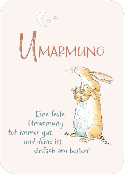 Gezeigt wird eine Innen- oder Zusatzansicht von „Weißt du eigentlich, wie lieb ich dich hab? Das kleine Liebes-ABC“. Die Seite ist in sanften Pastelltönen gestaltet, überwiegend in Rosa. Im oberen Bereich befindet sich eine zarter Mond- und Sternenillustration. Der Schriftzug „UMARMUNG“ ist in einer großen, handschriftlichen Typografie in kupferner Farbe gehalten. Darunter steht in blauer Schrift: „Eine feste Umarmung tut immer gut, und deine ist einfach am besten!“. Eine...