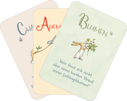 Gezeigt wird eine Innen- oder Zusatzansicht von „Weißt du eigentlich, wie lieb ich dich hab? Das kleine Liebes-ABC“. Die Ansicht zeigt drei Karten in sanften Pastellfarben: eine beige, eine hellgrüne und eine hellblau-weiße Karte. Auf jeder Karte steht ein Wort in spielerischer Typografie. Illustrationen von kleinen Tieren ergänzen die Texte, und auf der hellgrünen Karte ist ein Hase zu sehen, der Blumen hält. Ein einladendes und liebevolles Design wird vermittelt.