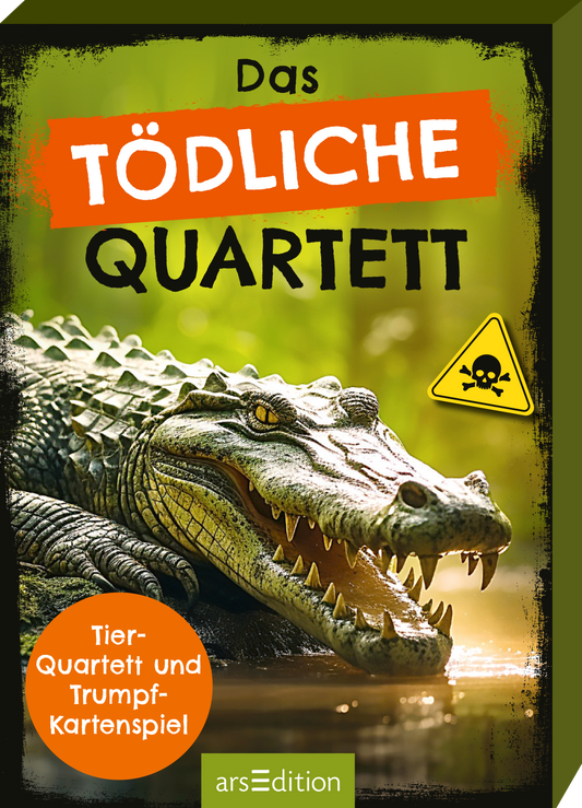 Das Cover von „Das tödliche Quartett“ zeigt einen bedrohlichen Krokodilkopf vor einer verwischten, naturhaften Hintergrundszenerie. Der Titel ist in großen, orangefarbenen Buchstaben oben präsentiert, während „QUARTETT“ in kräftigem Weiß darunter hervorsticht. Ein Warnsymbol mit einem Totenkopf befindet sich am rechten Rand. Unten links steht ein oranger Kreis mit der Beschreibung „Tier-Quartett und Trumpf-Kartenspiel“. Ganz unten mittig steht der Logoschriftzug von arsEdition.