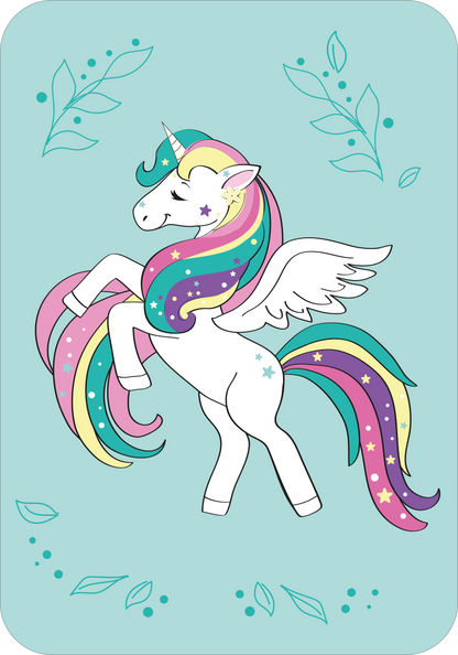 Gezeigt wird eine Innen- oder Zusatzansicht von „Schnapp dir das Einhorn!“. Das Bild zeigt ein weißes Einhorn mit einem fröhlichen Gesichtsausdruck und bunten, glänzenden Mähnen in Pastellfarben, die die Farben Rosa, Blau, Gelb und Lila enthalten. Das Einhorn hat schimmernde Flügel und steht auf einem hellblauen Hintergrund, verziert mit zarten Pflanzenmotiven. Die Typografie im Produkt ist verspielt und kinderfreundlich, was die magische Atmosphäre unterstreicht.